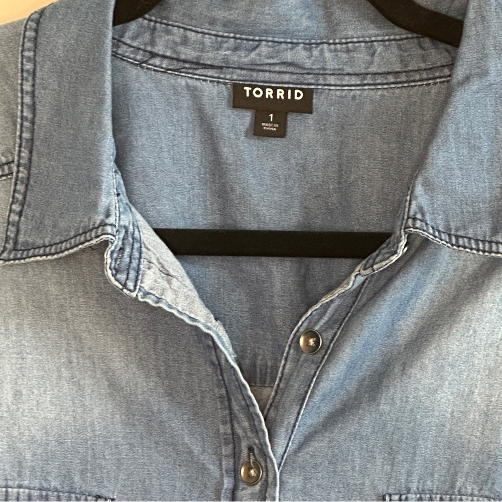 Torrid Lightweight Button Up Denim Shirt - Size 1 / 1X - Picture 2 of 5